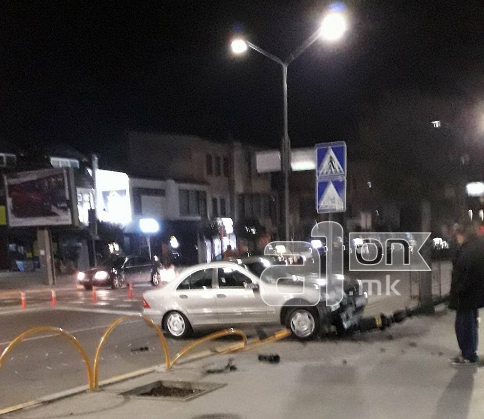 Автомобил се заби во канделабра на булеварот Туристичка во Охрид