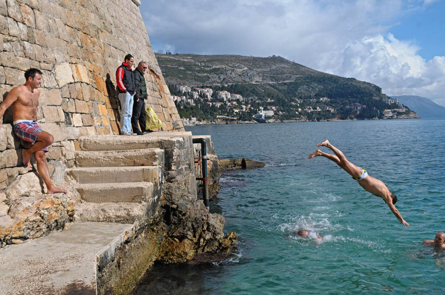 Dubrovnik, 26.02.2013 - Suncano i toplo vrijeme izmamilo je najhrabrije kupace