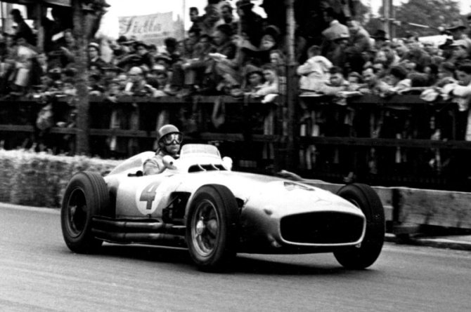 Swiss Grand Prix in Bremgarten, August 22, 1954. Juan Manuel Fangio (start number 4), who was to emerge victorious from this race, driving a Mercedes-Benz W 196 R open-wheel racer.