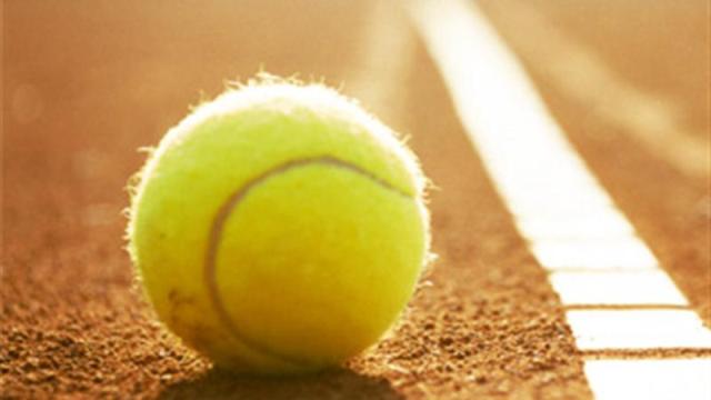 Тренер по тенис пријавен дека допирал малолетнички