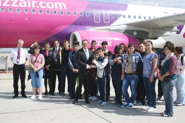 Mazedonische Jugendliche landen am Dortmund Airport DTM 27-08-2013