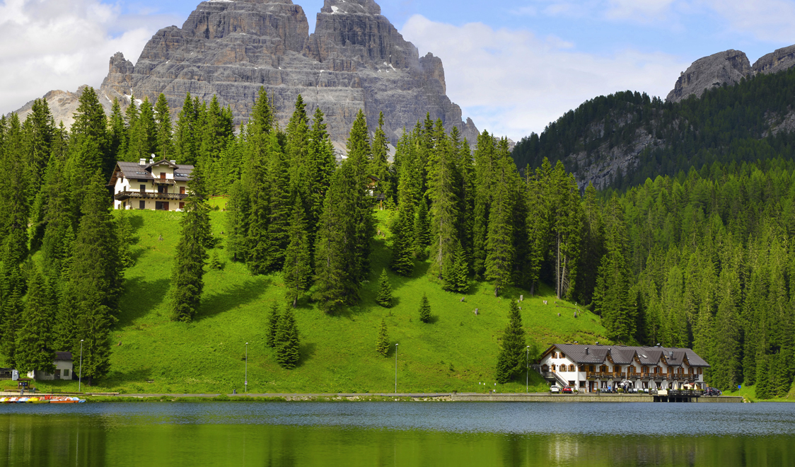 27-places-in-italy-that-dont-look-real-misurina-lake