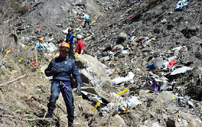 rescue-workers-crash-site