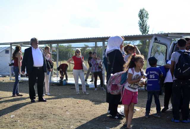 Evropratenikot Butikofer i DOM vo poseta na begalskipt kamp kaj Tabanovce (5)