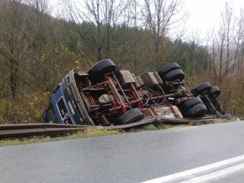Се преврте камион со бегалци, 18 мртви, меѓу загинатите се 10 деца