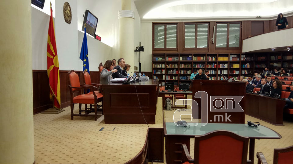 Откажана расправата за предлог-законот за јазиците