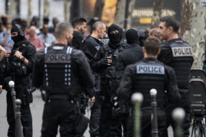 Тројца повредени во напад со нож во Париз