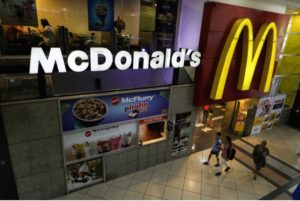 „Мекдоналдс“ повторно ги отвара рестораните во Украина
