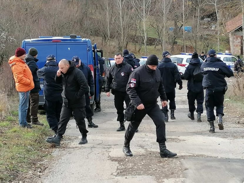 Заложничка криза во месарница во Рудо: Судски полицајци дојдоа да го уапсат газдата и останаа заробени, тој избега