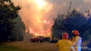 Во австралиските шумски пожари горат куќи, а топлотниот бран допрва ќе следи