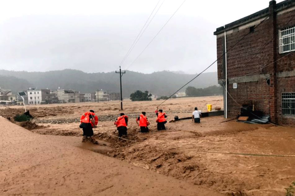 Поради пукнатините на градските улици, илјадници луѓе се евакуирани на северот на Кина