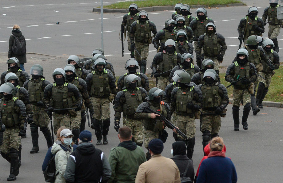 Маскирани агенти ја претресуваат московската канцеларија на „Новаја Газета“