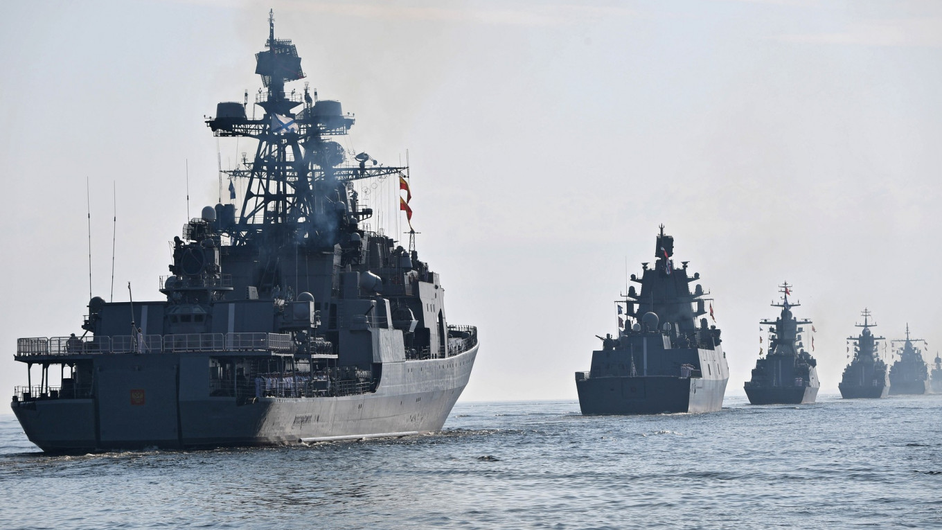 Тензично во Ла Манш: Русија испрати вооружена придружба за руските танкери, Британците само ги следеа