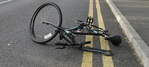Маж со електричен велосипед удрил во сообраќаен знак, сега се бори за живот