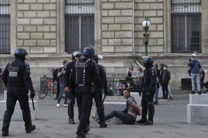 ВИДЕО: Француската полиција со солзавец ги растера демонстрантите против санитарните пропусници