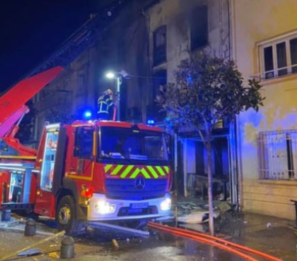 Жртва на немирите во Франција: Загина додека гаснеше запалени автомобили