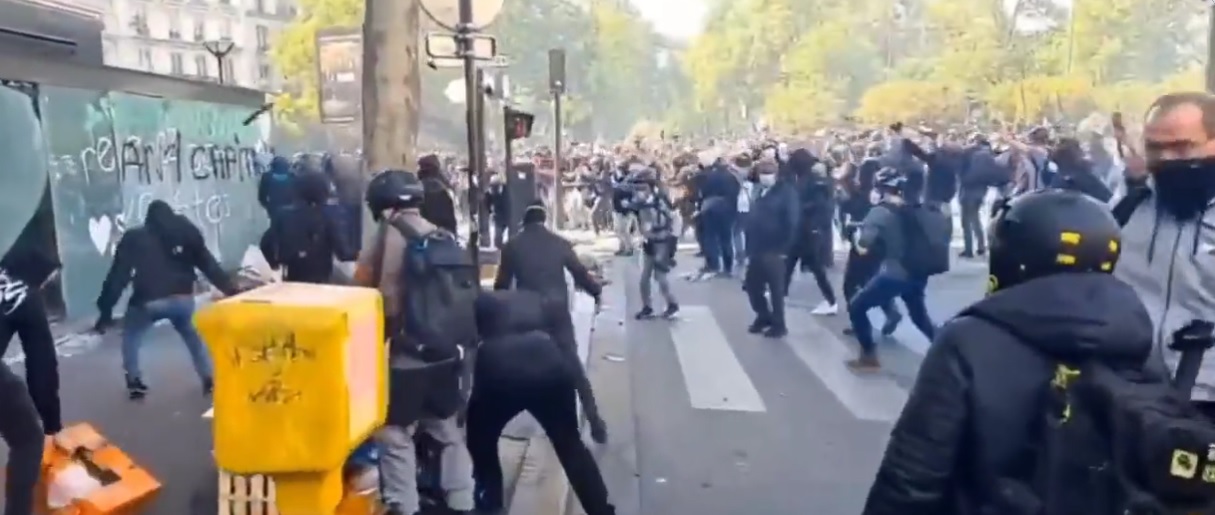 Драматична ситуација во Париз: Запалени се автомобили, властите ги укинуваат автобусите и трамваите