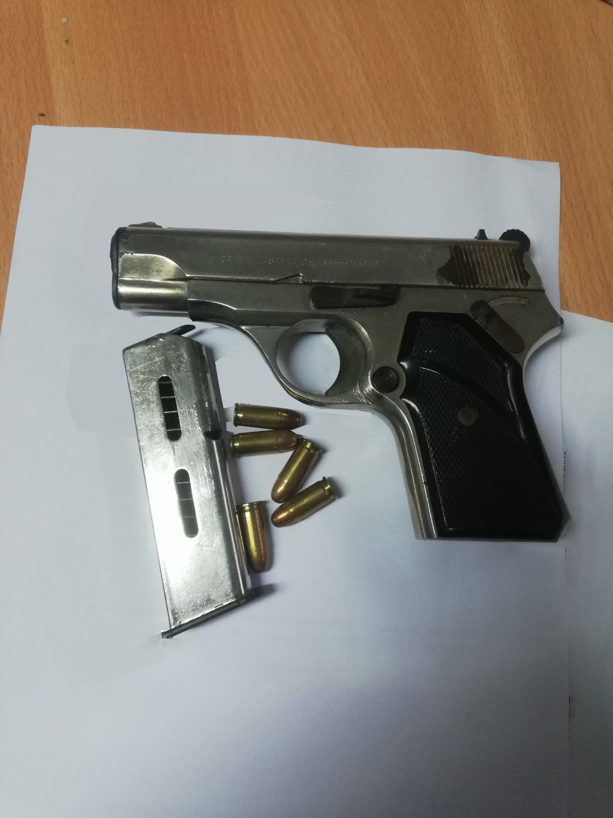 Приведен скопјанец, кај него пронајдени пиштол, куршуми и девизи