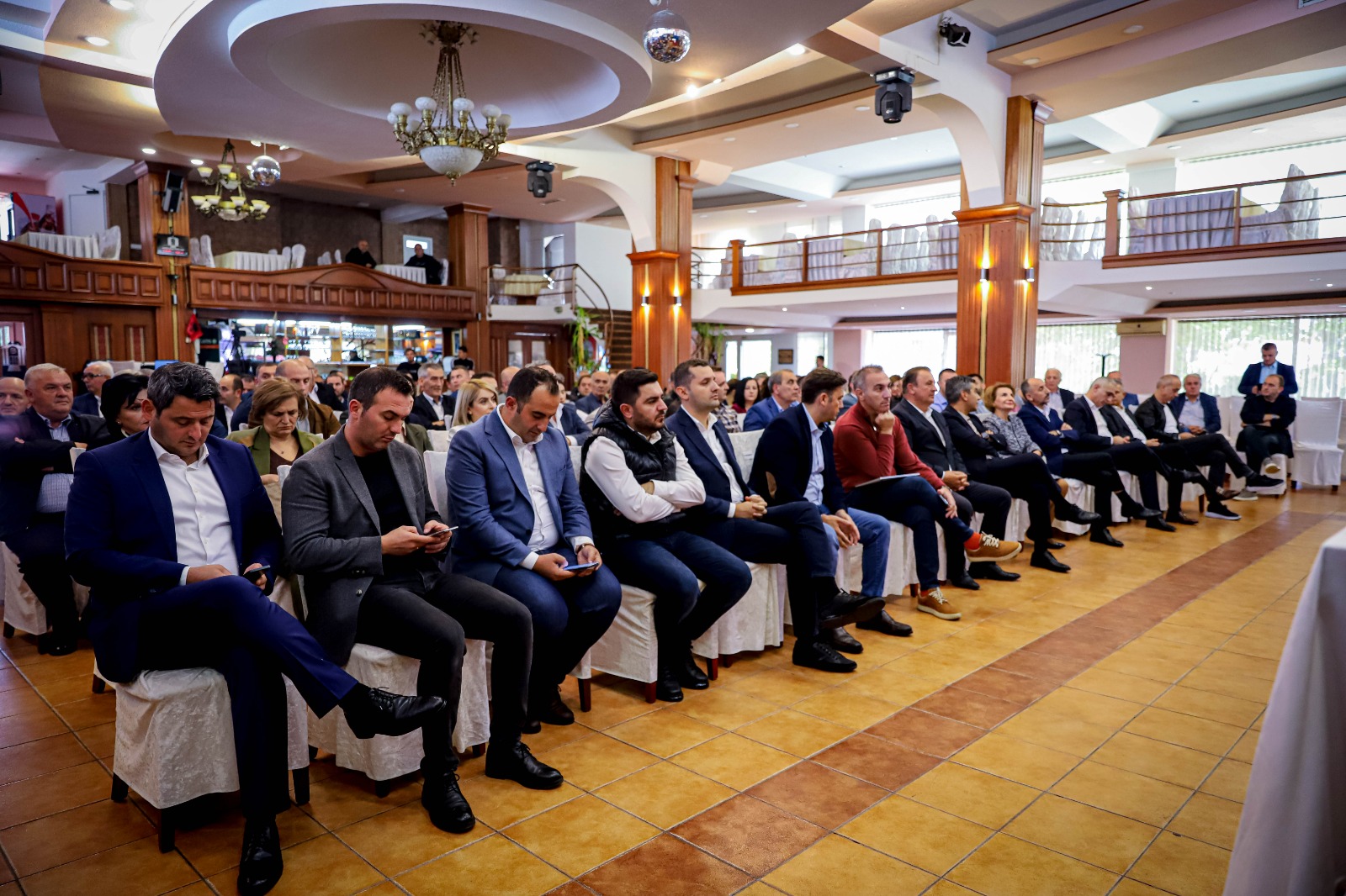 Незадоволната „огнена група“ доби партиски функции, избрано централното ...