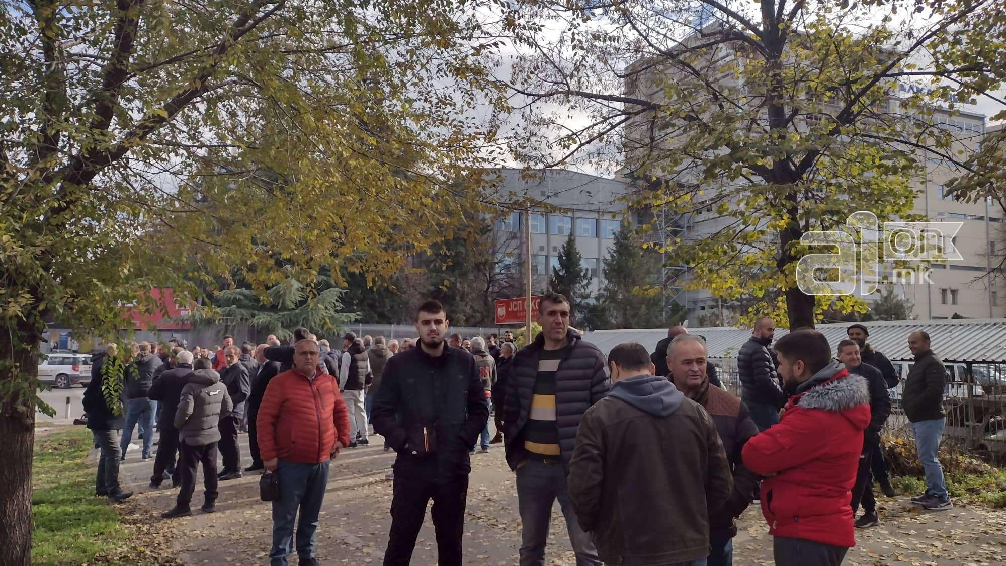 Приватните превозници протестираа пред ЈСП, бараат средба со директорот