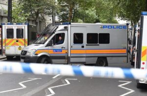 Убиен e мажот кој со самострел упадна во куќа во Лондон и рани две лица