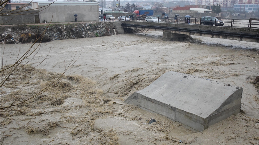 Поради лошото време во Албанија привремено прекината наставата во 56 ...