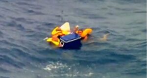 (ВИДЕО) Во Грција: Жена падна во морето додека се качуваше на брод, луѓе веднаш скокнаа по неа