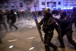 (ВИДЕО) Француската полиција брутално се справува со демонстрантите