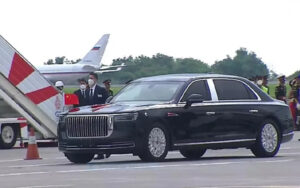 Кинескиот претседател пристигна кај Путин со бесна кола: Шестметарското чудовиште во кое се вози,  носи и познато име