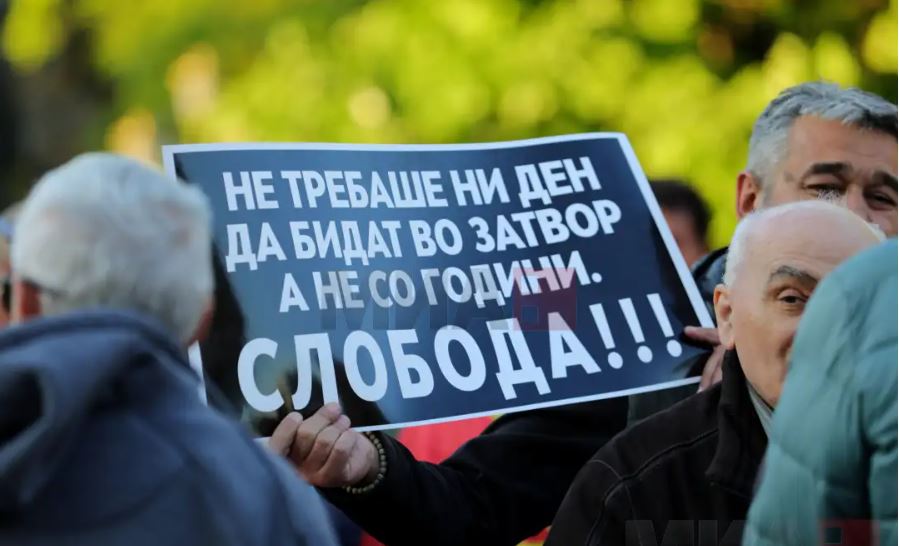 Група граѓани пред Собранието побара слобода за обвинетите за 27 април