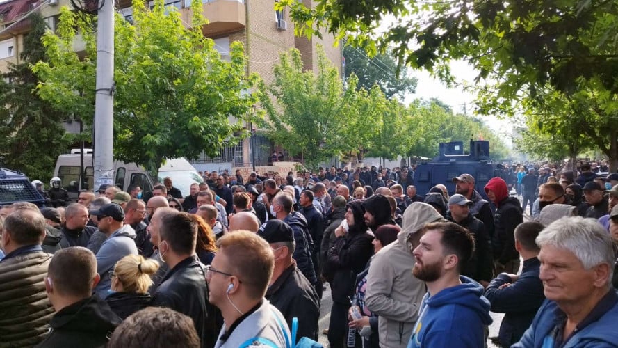 Тензична ситуација во Косовска Митровица: Граѓаните се собраа по уште едно апсење на Србите, сирените се уште се огласуваат