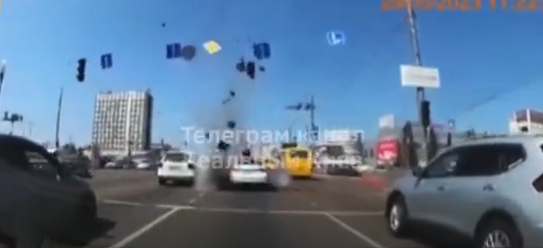ВИДЕО: Проектил падна на фреквентен пат во Киев