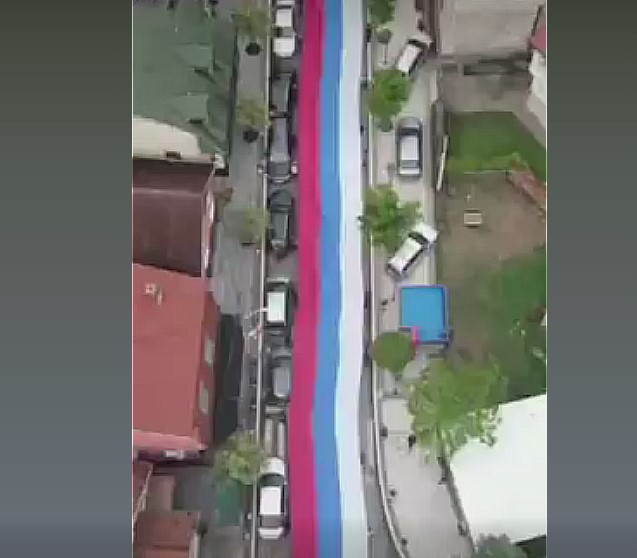 Улица во Звечан покриена со српското знаме