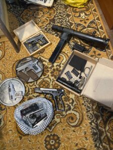 Над 60 пушки, повеќе од 60 пиштоли и 2000 парчиња муниција најдени кај крушевчанец