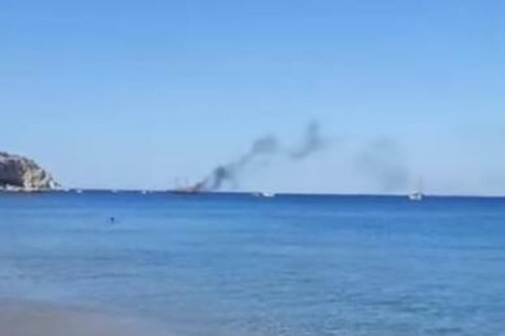 (ВИДЕО) Избегната трагедија во Грција: Изгоре туристички брод, патниците скокнаа во морето за да се спасат
