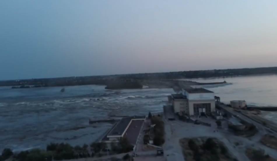(ВИДЕО) Зеленски за уништената брана кај Херсон: Ова е доказ дека Русите се терористи