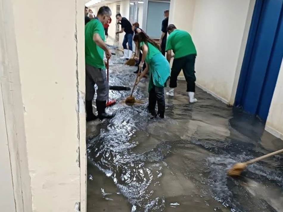 Поплавен Ургентниот центар во Крагуевац, се примаат само итните пациенти, вработените собираа вода со кофи