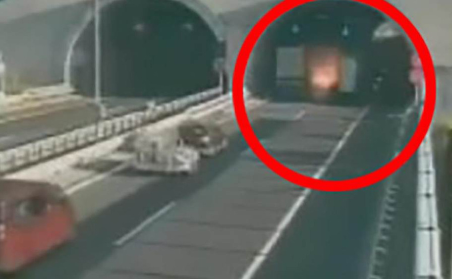 ВИДЕО: Тешка сообраќајка во тунел во Словенија, 120 пожарникари го гаснеа пожарот