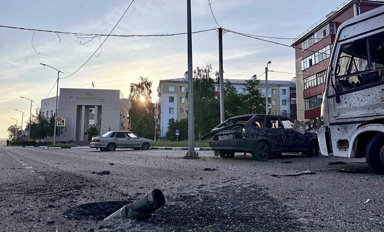 (ВИДЕО) Нов напад на рускиот град Белгород, дрон падна на улица