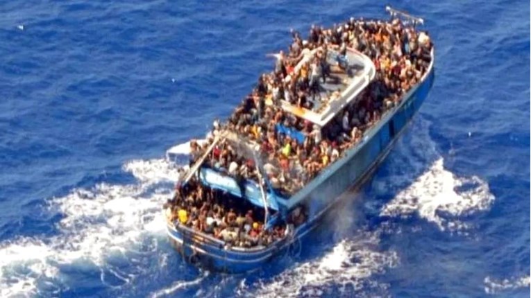 На потонатиот брод во Грција имало околу 100 деца