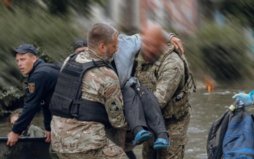 Русите гранатираа брод кој евакуираше луѓе поради поплави