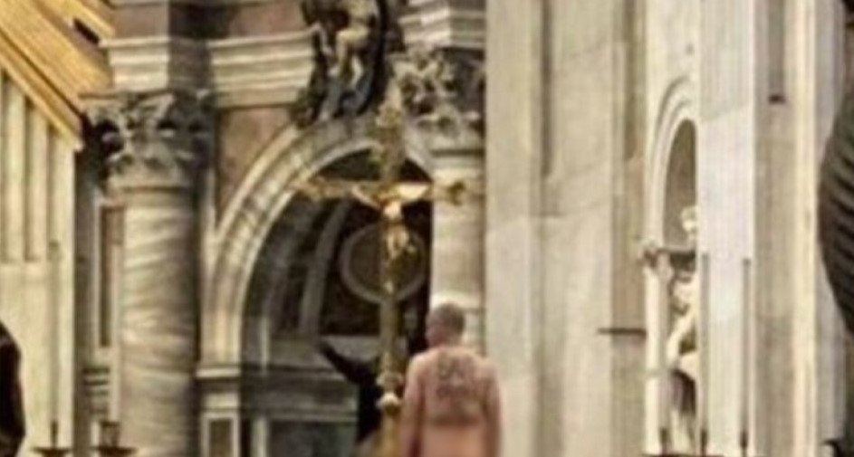 Гол маж се качи на олтарот во базиликата Свети Петар