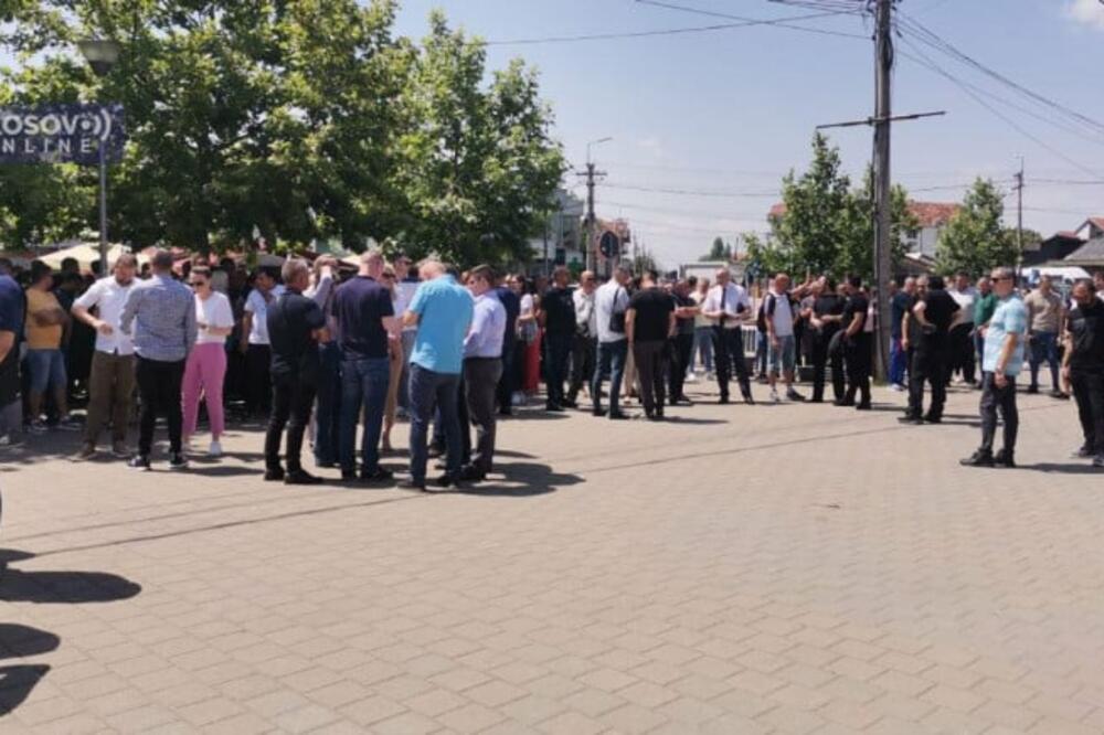 (ВИДЕО) Протест во Грачаница поради апсењето на Драгиша Миловиќ: Возило насилно помина низ толпата, повреден е маж