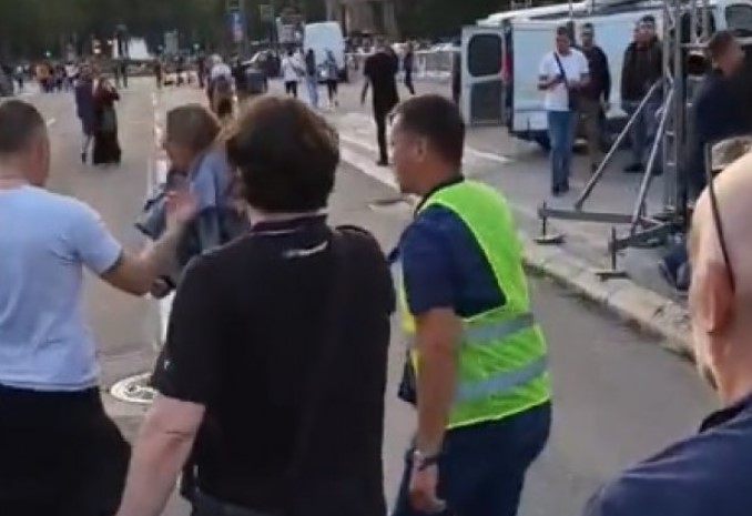 (ВИДЕО) Брутално насилство на протестот во Белград: Десничари претепале маж со ремен
