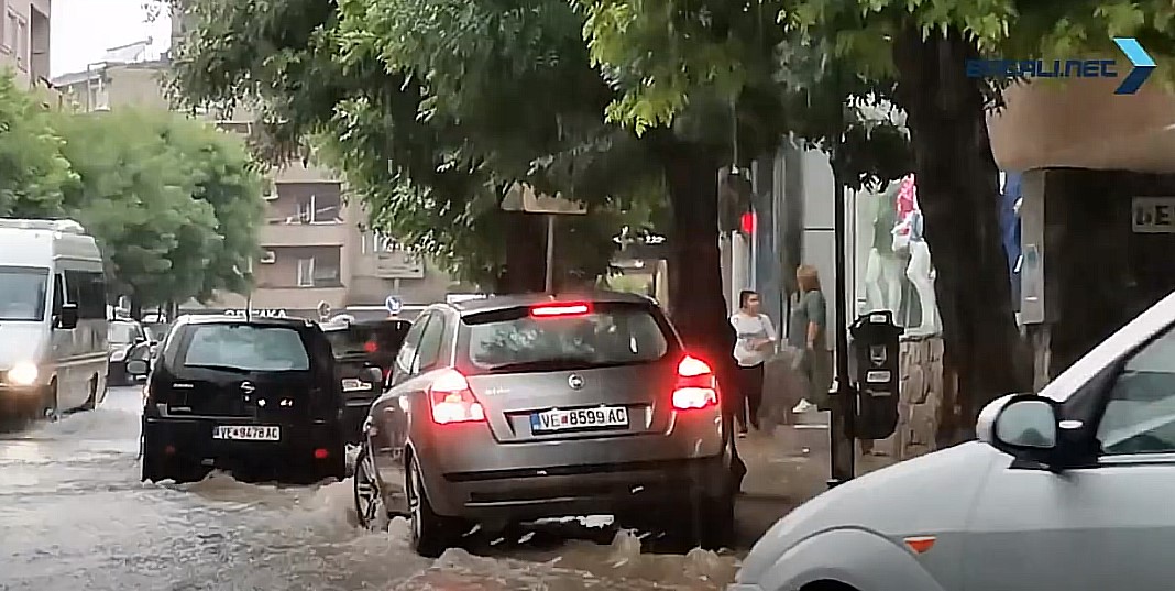 ВИДЕО: Силно невреме во Велес, улиците претворени во реки