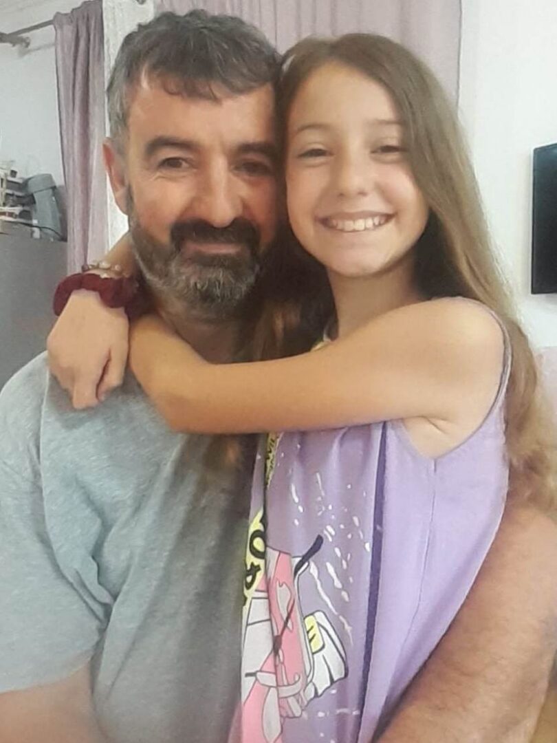 (ВИДЕО) Емотивна приказна што го освои Балканот: Нина од Нови Сад собра пари за лекување на таткото