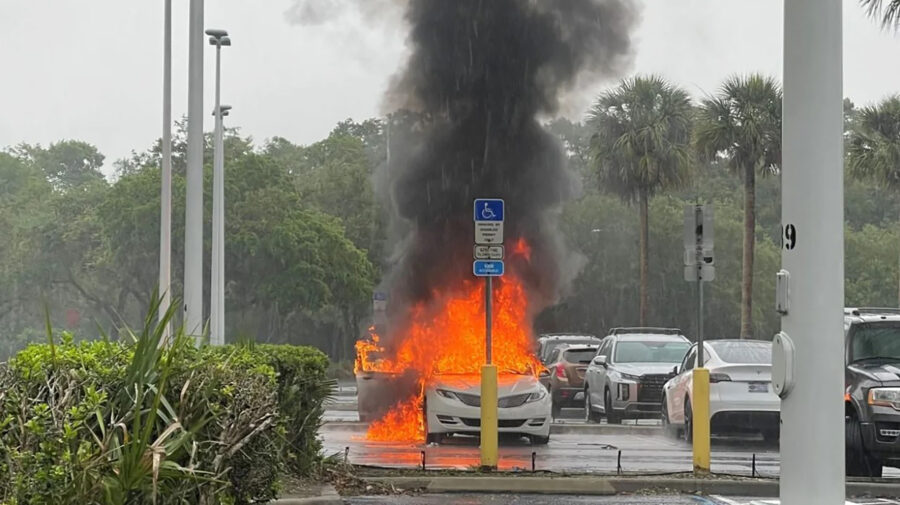 Драма во Флорида: Се запали автомобил со деца во него, додека мајката крадела од трговскиот центар