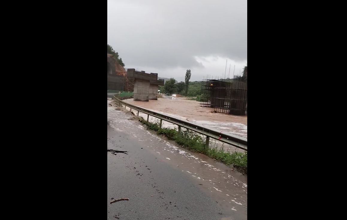 ВИДЕО: Алармантно на Плетвар: Поплава и одрон, сообраќајот е прекинат