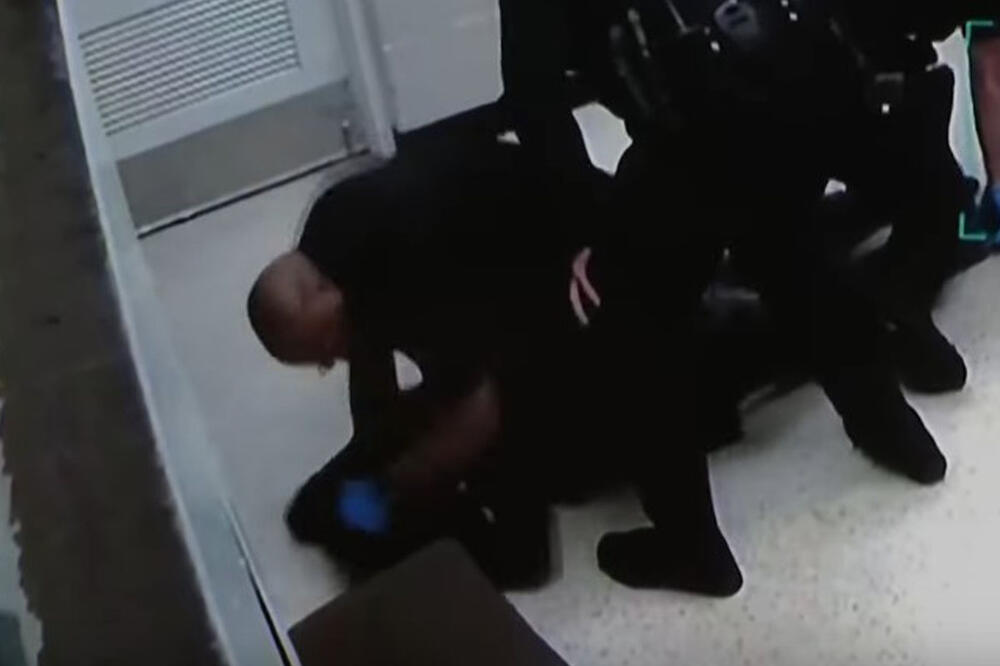 (ВОЗНЕМИРУВАЧКО ВИДЕО) Во полициска станица во Мичиген: Камерата ја сними тортурата врз уапсен млад човек
