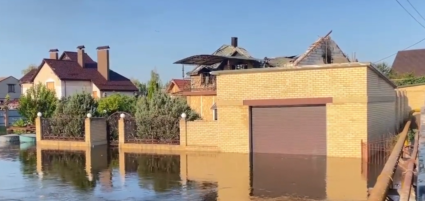(ВИДЕО) Снимка од Херсон, градот веќе е под вода: Вистинската драма се очекува за два часа, луѓето се евакуираат